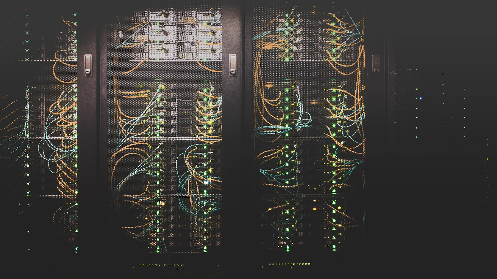 Corredor de data center com cabos de rede iluminados ao fundo