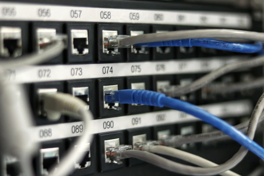 Fileiras de racks em um data center visto de baixo